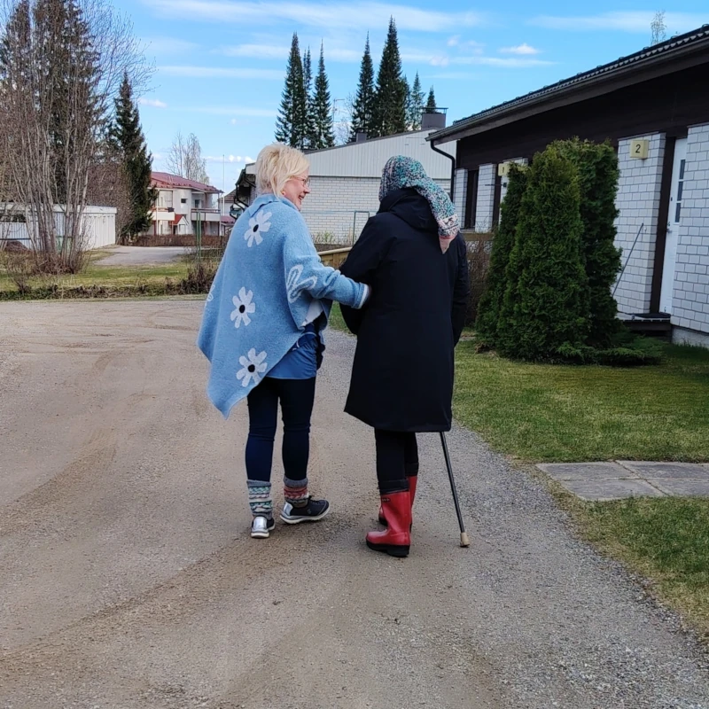 Sanna tarjoaa ulkoiluapua ikäihmiselle Heinävedellä.